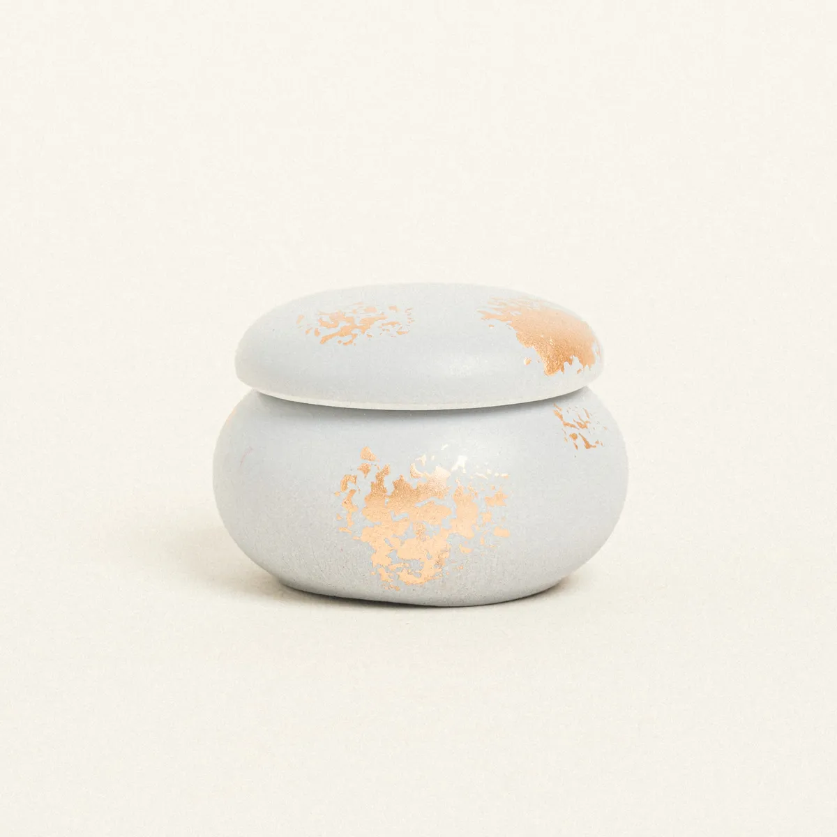 ΚΕΡΑΜΙΚΗ ΜΠΙΖΟΥΤΙΕΡΑ ΜΑΚΑΡΟΝ ΜΕ ΧΡΥΣΗ ΛΕΠΤΟΜΕΡΕΙΑ 6,5 x 5 cm ΓΚΡΙ / ΧΡΥΣΟ